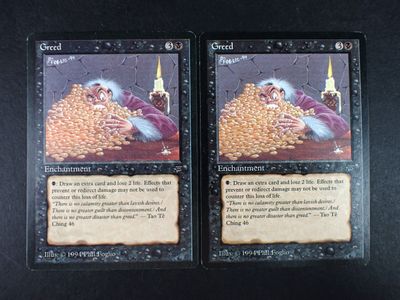 deux cartes posées sur une table