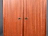 une image d'un meuble en bois avec deux tiroirs et une porte