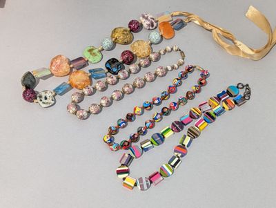 un lot de perles posées sur une table