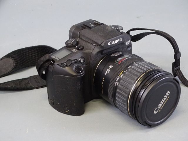 Appareil photo argentique. Boitier CANON EOS 30V avec objectif CA...