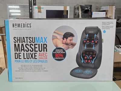 une boîte posée sur une table, sur laquelle se trouve un appareil de massage