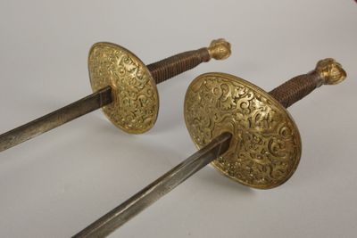 Paire d'épée d'escrime, monture au casque empanaché, fusée f…