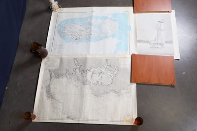 une table avec une carte et une paire de lunettes