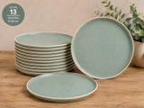 les assiettes sont empilées les unes sur les autres sur la table