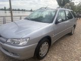 une photo d'une voiture argentée garée sur le bord de la route