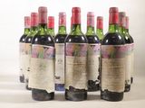 plusieurs bouteilles de vin sont alignées sur une table