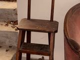 une chaise placée à côté d'une baignoire dans une salle de bains