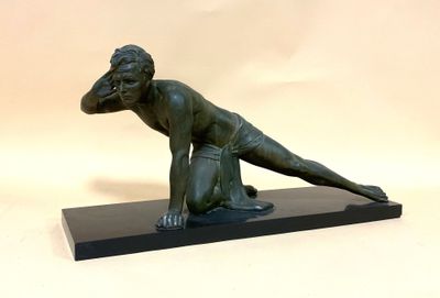 statue en bronze représentant une femme à genoux, posée sur un socle en marbre noir