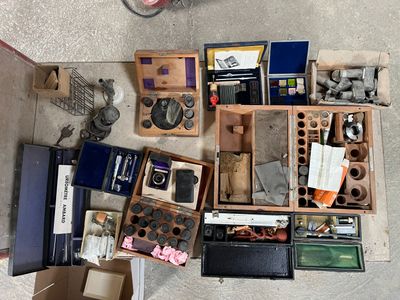 tout un tas d'objets divers éparpillés par terre