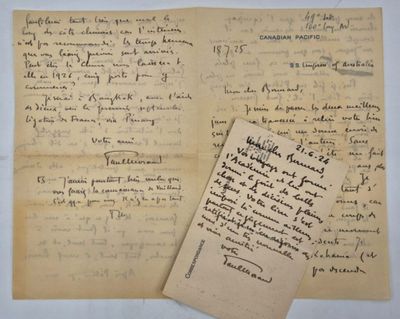 un gros plan d'un morceau de papier sur lequel on a écrit
