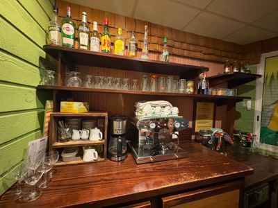 un petit bar sur lequel sont posées de nombreuses bouteilles et verres