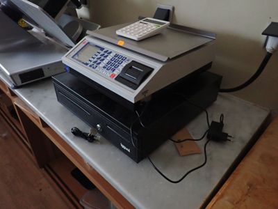 une machine posée sur un comptoir