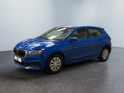 une voiture bleue garée dans une pièce aux murs blancs