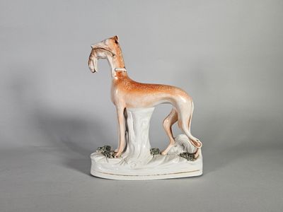 STAFFORDSHIRE. Lévrier rapportant un lièvre.