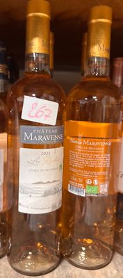 des bouteilles de vin sont alignées sur une étagère dans un magasin