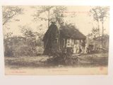 une vieille photo d'une petite maison au toit de chaume