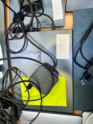 un enchevêtrement de fils et de câbles sur un bureau