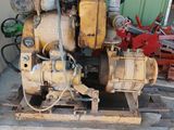 une locomotive jaune posée sur une palette devant un bâtiment