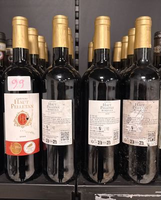 de nombreuses bouteilles de vin sur une étagère dans un magasin