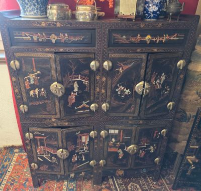 une armoire avec de nombreux tiroirs sur le dessus