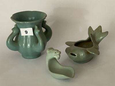 deux vases posés l'un à côté de l'autre sur une table
