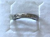 une bague en argent posée sur un morceau de papier