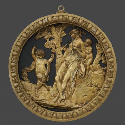 une image représentant une assiette en or sur laquelle figurent une femme et deux hommes