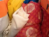 un sac rempli de vêtements posé sur une table