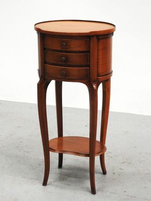 l'image d'une petite table en bois surmontée d'un tiroir