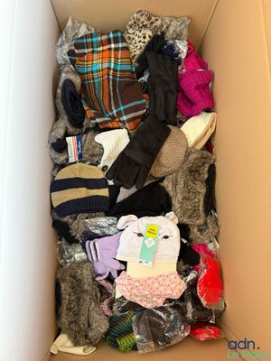 une boîte en carton remplie de vêtements et d'autres objets