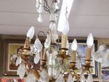 un lustre suspendu au plafond d'une pièce