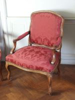 Réunion de DEUX FAUTEUILS en noyer mouluré et sculpté à doss… (photo 2)