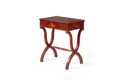une petite table en bois surmontée d'un tiroir