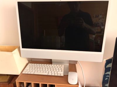 un écran d'ordinateur posé sur un bureau avec un clavier et une souris