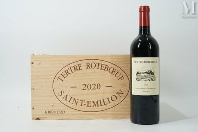 une bouteille de vin posée à côté d'une caisse en bois