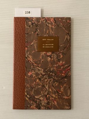 le livre est posé sur une table, avec une étiquette portant un nom accrochée dessus
