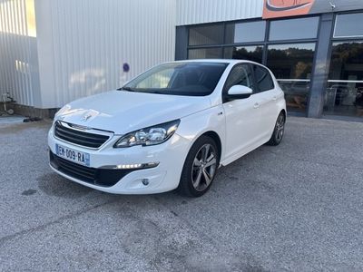 une voiture blanche garée devant un bâtiment