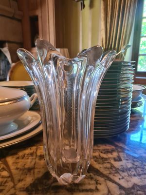 un vase en verre posé sur une table