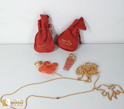 un sac rouge avec un collier en or, un sac rouge avec un collier en or, un sac rouge avec un collier en or et un sac rouge avec un collier en or