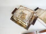un couteau et un livre posés sur une table, à côté d'un couteau