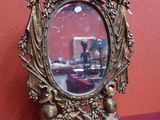une photo d'un miroir posé sur une table