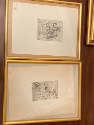 trois tableaux encadrés accrochés au mur au-dessus des toilettes
