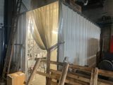 une pièce dans laquelle se trouvent plusieurs palettes en bois