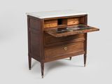 un vieux bureau en bois avec un plateau en marbre et des tiroirs
