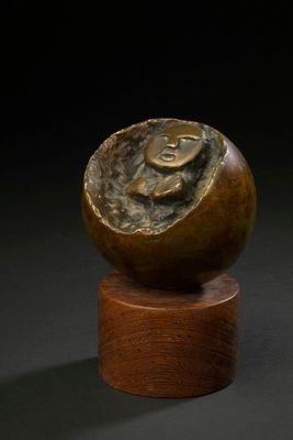 sculpture en bronze représentant une coquille d'escargot posée sur un socle en bois