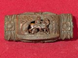 une boucle de ceinture représentant un homme à cheval