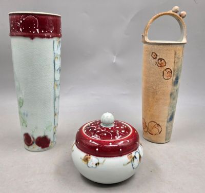 trois types de vases différents posés sur une table
