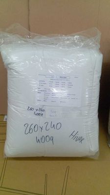 un sac de farine posé sur une boîte en carton