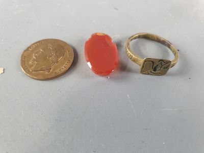 Deux bagues et un centime sont posés sur une table