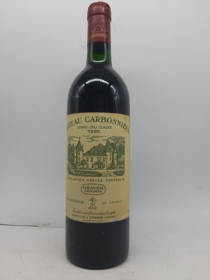 une bouteille de vin posée sur une table